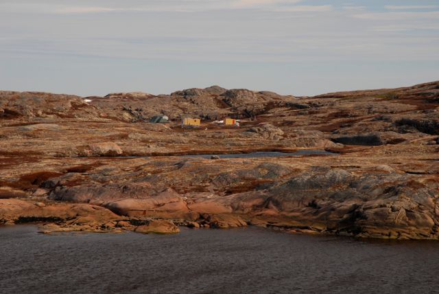 Pour se rendre au quai de Saint-Augustin, le Bella Desgagnés doit se faufiler dans un passage étroit et longer de près le rivage – Crédit photo: ©Gary Lawrence
